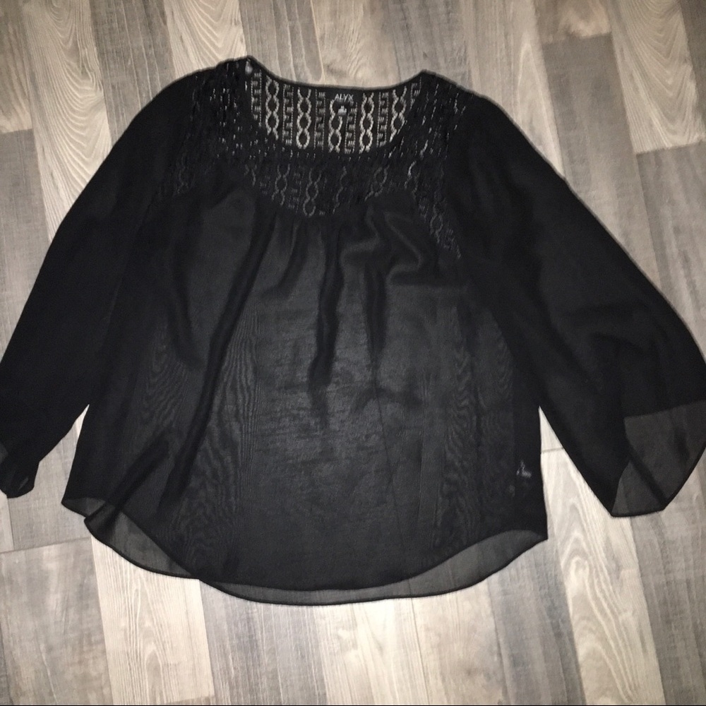 ***BOGO***Women’s Adorable Blouse EUC